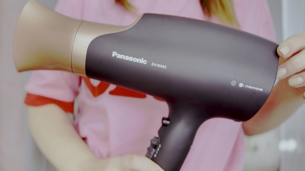 Suszarka do włosów Panasonic EH-NA65 z nawilżającą włosy technologią nanoe™